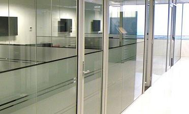 Перегородки из стекла в офисе купить в Краснодаре