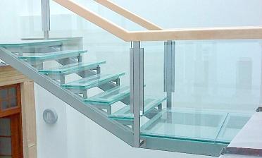 Стеклянные ступени и стеклянная площадка на лестнице купить в Краснодаре