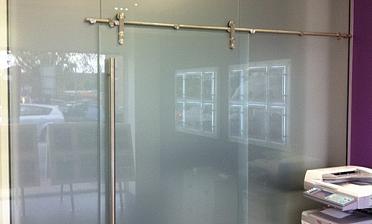 Перегородки из стекла непрозрачные, для офиса купить в Краснодаре