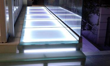 Стеклянный подиум со ступенями с подсветкой купить в Краснодаре