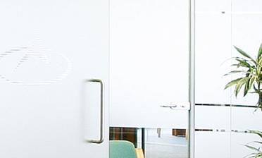 Перегородки из стекла в интерьере офиса купить в Краснодаре