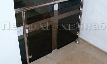 Ограждения со стеклом с крепление в пол окна на лестничной площадке купить в Краснодаре