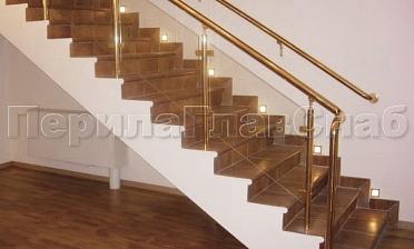 Ограждение лестницы с прозрачным стеклом, стойками и поручнем из латуни купить в Краснодаре