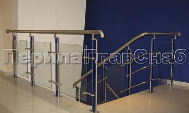 Ограждение со стойками с акриловыми вставками на спайдерных стеклодержателях купить в Краснодаре