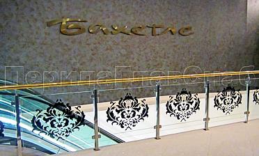 Ограждение лестницы на квадратных стойках с латунным поручнем купить в Краснодаре