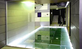 Подсветка стеклянного пола в гостинице в Краснодаре. Готовые проекты ПерилаГлавСнаб