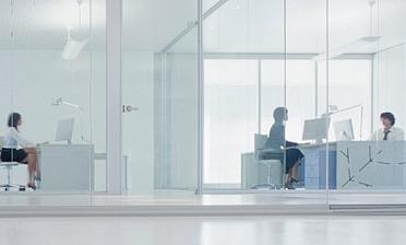 Стеклянные прозрачные перегородки в офис премиум купить в Краснодаре