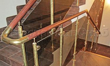 Ограждение лестницы со стеклом, тонированным в массе, стойки и завязки поручня из латуни купить в Краснодаре