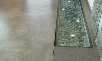 Стеклянный пол в квартиру с декоративной композицией в Краснодаре. Готовые проекты ПерилаГлавСнаб