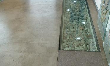 Стеклянный пол в квартиру с декоративной композицией купить в Краснодаре