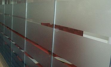 Стеклянные перегородки в офисе с закаткой пленки купить в Краснодаре