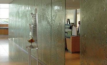 Стеклянные перегородки с декоративным рельефом в офисе купить в Краснодаре
