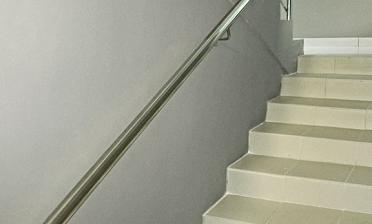Пристенный поручень из нержавеющей стали купить в Краснодаре