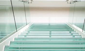 Стеклянные ступени на косоурной лестнице в доме в Краснодаре. Готовые проекты ПерилаГлавСнаб