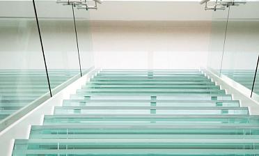 Стеклянные ступени на косоурной лестнице в доме купить в Краснодаре