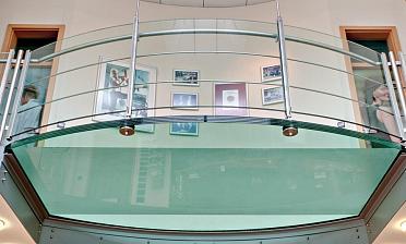 Стеклянный пол на внутреннем выступе атриума купить в Краснодаре