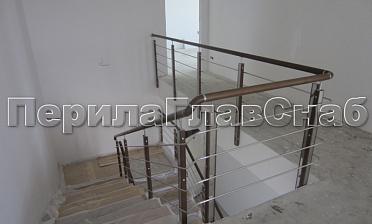 Ограждение с деревянным поручнем и стойками с деревянными вставками, с ригелями купить в Краснодаре