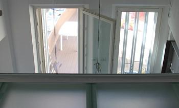 Стеклянное перекрытие из матового стекла на внутреннем балконе в Краснодаре. Готовые проекты ПерилаГлавСнаб