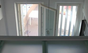 Стеклянное перекрытие из матового стекла на внутреннем балконе купить в Краснодаре