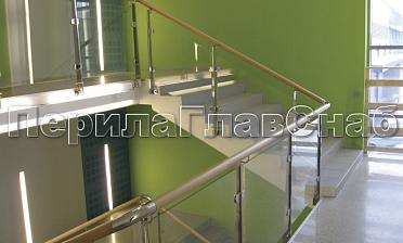 Ограждение с деревянным поручнем, стеклом и стойками купить в Краснодаре