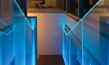 Ограждения лестниц на несущем стекле с подсветкой купить в Краснодаре