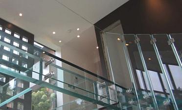 Стеклянные полы на площадке маршевой лестницы купить в Краснодаре