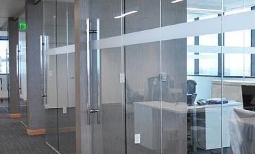 Цельностеклянные перегородки для офиса купить в Краснодаре