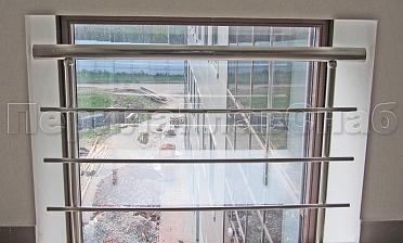 Межэтажное ограждение из нержавеющей стали с торцевым креплением для окон купить в Краснодаре