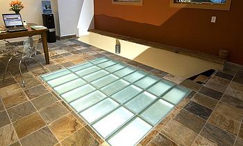 Подсветка стеклянного пола в доме в Краснодаре. Готовые проекты ПерилаГлавСнаб