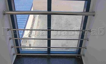 Ограждение на окнах из нержавещей трубы с ригелями купить в Краснодаре