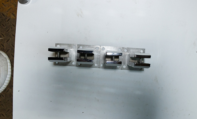 Стеклодержатель литой напольный, плоский 50х50х190 мм, для стекла 10-12 мм, полированный AISI 304, уценка k275-2-У 10