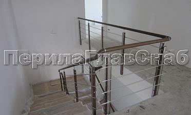 Ограждение с деревянным поручнем и стойками с деревянными вставками, с ригелями купить в Краснодаре