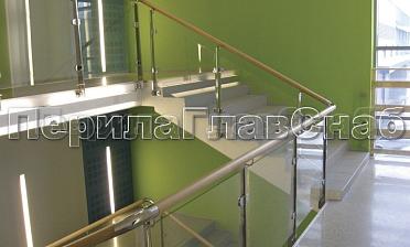 Ограждение с деревянным поручнем, стеклом и стойками купить в Краснодаре